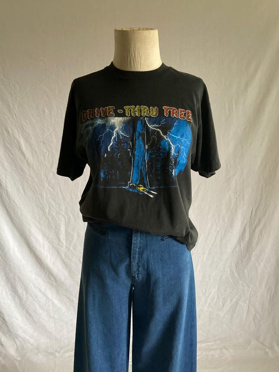 vintage 80s drive thru tree shrine tree t shirt wood log letters font 1980s giant redwood california nature tee