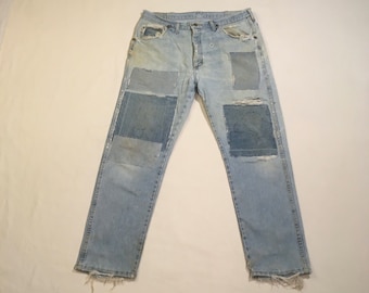 jeans blu sbiaditi sfilacciati vintage anni '90 rattoppati 36 x 28,5 indossati in Wrangler realizzati negli Stati Uniti