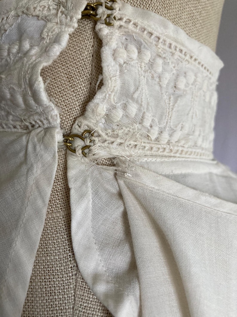 bluzka vintage z lat 1900., antyczna biała, haftowana, z rękawami typu baranek i wiązaniem na plecach, z wysokim kołnierzem, w stylu edwardiańskim, do karmienia piersią zdjęcie 20