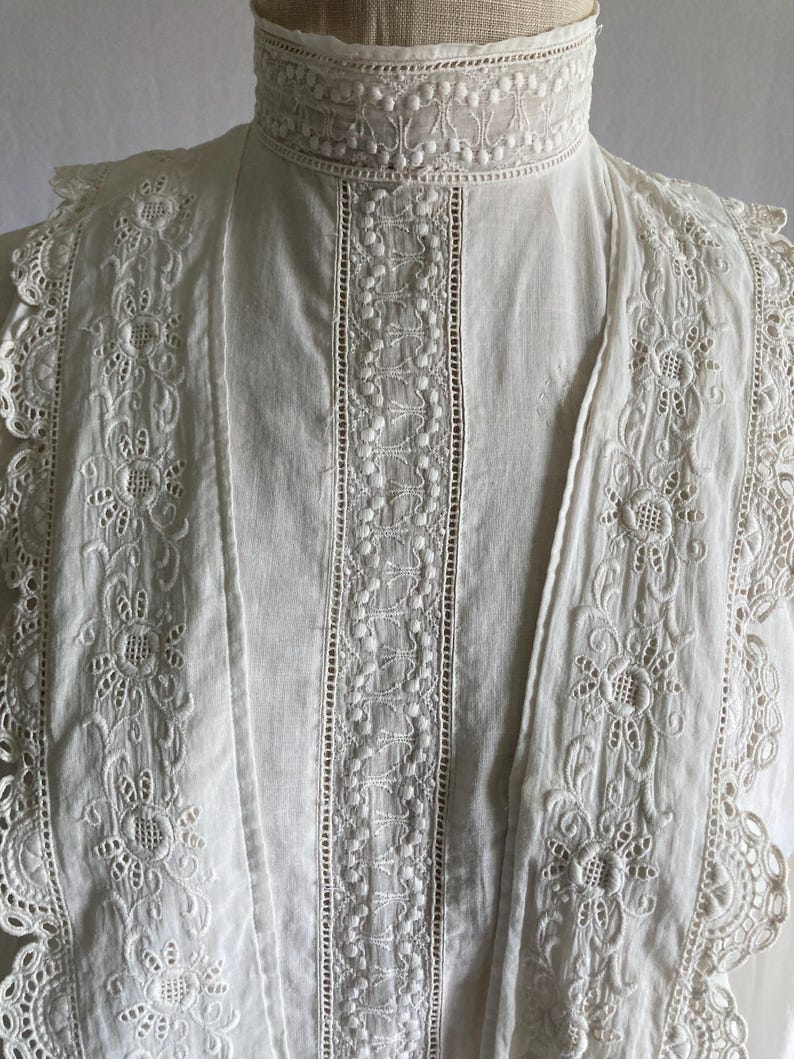 bluzka vintage z lat 1900., antyczna biała, haftowana, z rękawami typu baranek i wiązaniem na plecach, z wysokim kołnierzem, w stylu edwardiańskim, do karmienia piersią zdjęcie 15