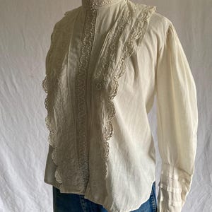 bluzka vintage z lat 1900., antyczna biała, haftowana, z rękawami typu baranek i wiązaniem na plecach, z wysokim kołnierzem, w stylu edwardiańskim, do karmienia piersią zdjęcie 14