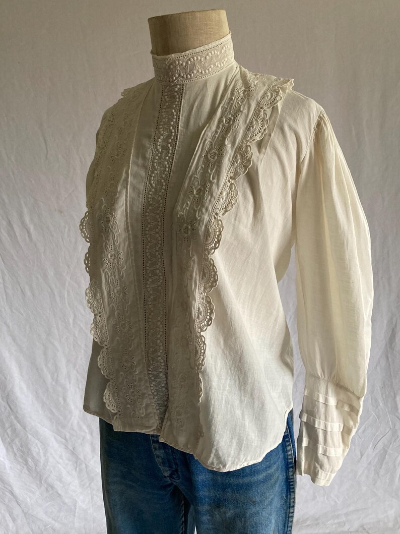 bluzka vintage z lat 1900., antyczna biała, haftowana, z rękawami typu baranek i wiązaniem na plecach, z wysokim kołnierzem, w stylu edwardiańskim, do karmienia piersią zdjęcie 14