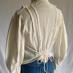 bluzka vintage z lat 1900., antyczna biała, haftowana, z rękawami typu baranek i wiązaniem na plecach, z wysokim kołnierzem, w stylu edwardiańskim, do karmienia piersią zdjęcie 10