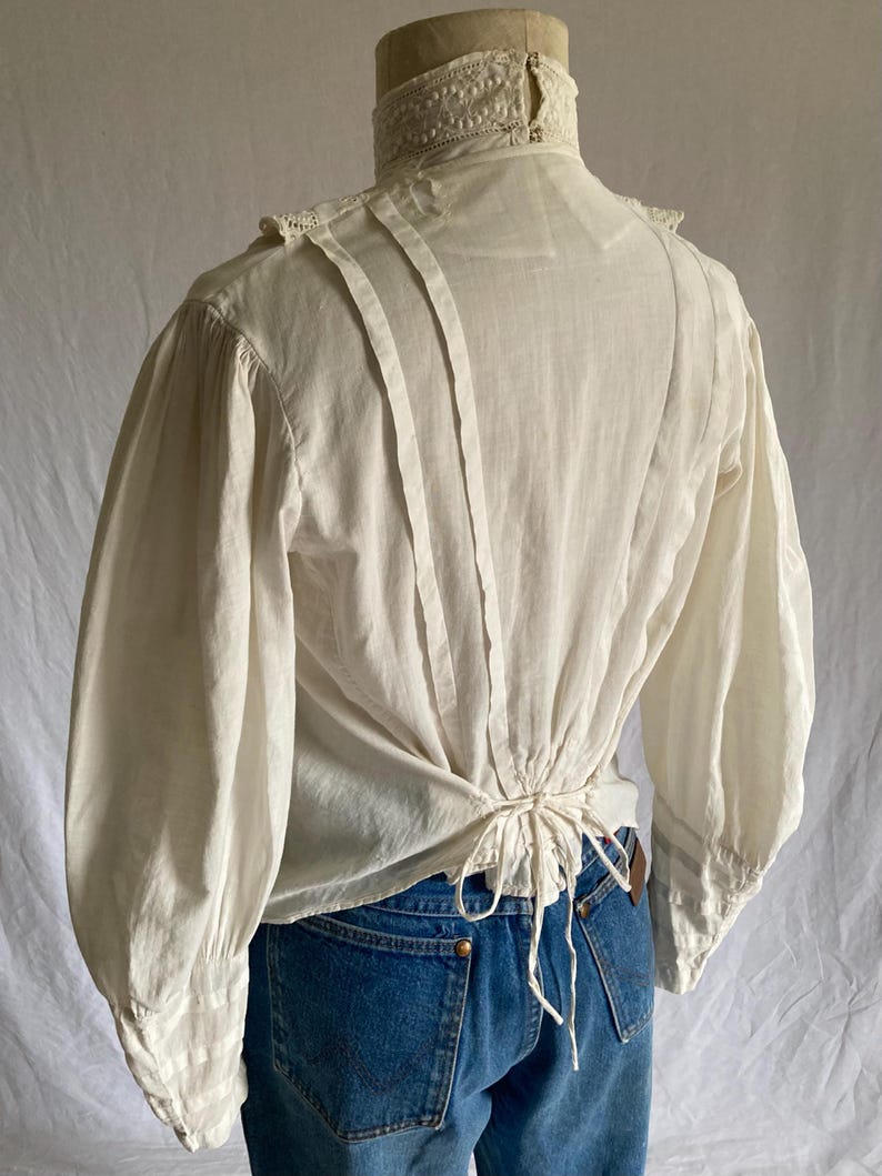 bluzka vintage z lat 1900., antyczna biała, haftowana, z rękawami typu baranek i wiązaniem na plecach, z wysokim kołnierzem, w stylu edwardiańskim, do karmienia piersią zdjęcie 10