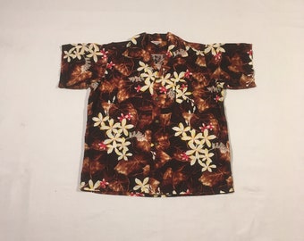 Koszula aloha tiki z nadrukiem w stylu hawajskim z kołnierzykiem pętelkowym i guzikami w stylu Kamehameha z lat 50., wykonana w stylu hawajskim, z tropikalnym kwiatowym wzorem