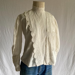 bluzka vintage z lat 1900., antyczna biała, haftowana, z rękawami typu baranek i wiązaniem na plecach, z wysokim kołnierzem, w stylu edwardiańskim, do karmienia piersią zdjęcie 1