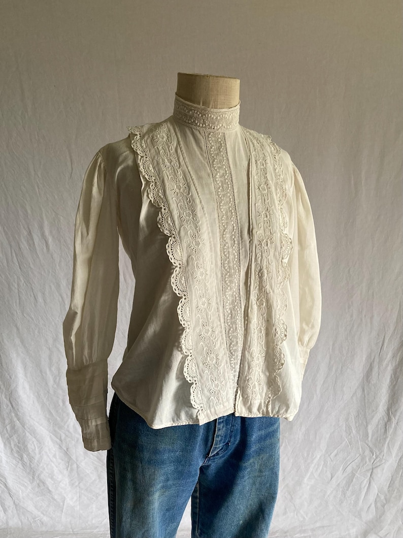 bluzka vintage z lat 1900., antyczna biała, haftowana, z rękawami typu baranek i wiązaniem na plecach, z wysokim kołnierzem, w stylu edwardiańskim, do karmienia piersią zdjęcie 1