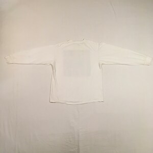 Op de afbeelding: Witte longsleeve t-shirt met een ronde hals.