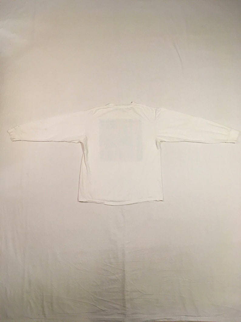 Op de afbeelding: Witte longsleeve t-shirt met een ronde hals.