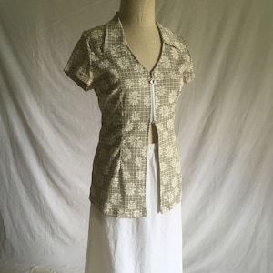 Vintage 90-talsrutig blus med chesleymönster, prästkragemönster, dragkedja, kortärmad, bar mage, dammode, 1990-tals, gogotjej, grunge, 70-tals, camp, rave, punk