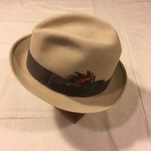 vintage 60s Stetson sovereign fedora light brown felt feathered ribbon tie band hat 7 3/8