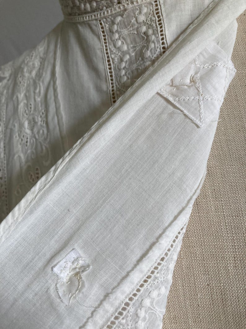 bluzka vintage z lat 1900., antyczna biała, haftowana, z rękawami typu baranek i wiązaniem na plecach, z wysokim kołnierzem, w stylu edwardiańskim, do karmienia piersią zdjęcie 12