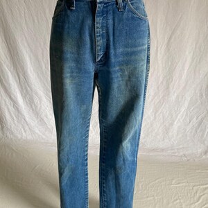 Pu&ograve; includere: Jeans blu in denim con chiusura a bottone e cerniera. I jeans hanno un classico design a cinque tasche e una vestibilit&agrave; a gamba dritta. Il denim ha un lavaggio sbiadito, che conferisce ai jeans un aspetto vintage.