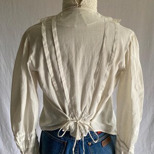 bluzka vintage z lat 1900., antyczna biała, haftowana, z rękawami typu baranek i wiązaniem na plecach, z wysokim kołnierzem, w stylu edwardiańskim, do karmienia piersią zdjęcie 7