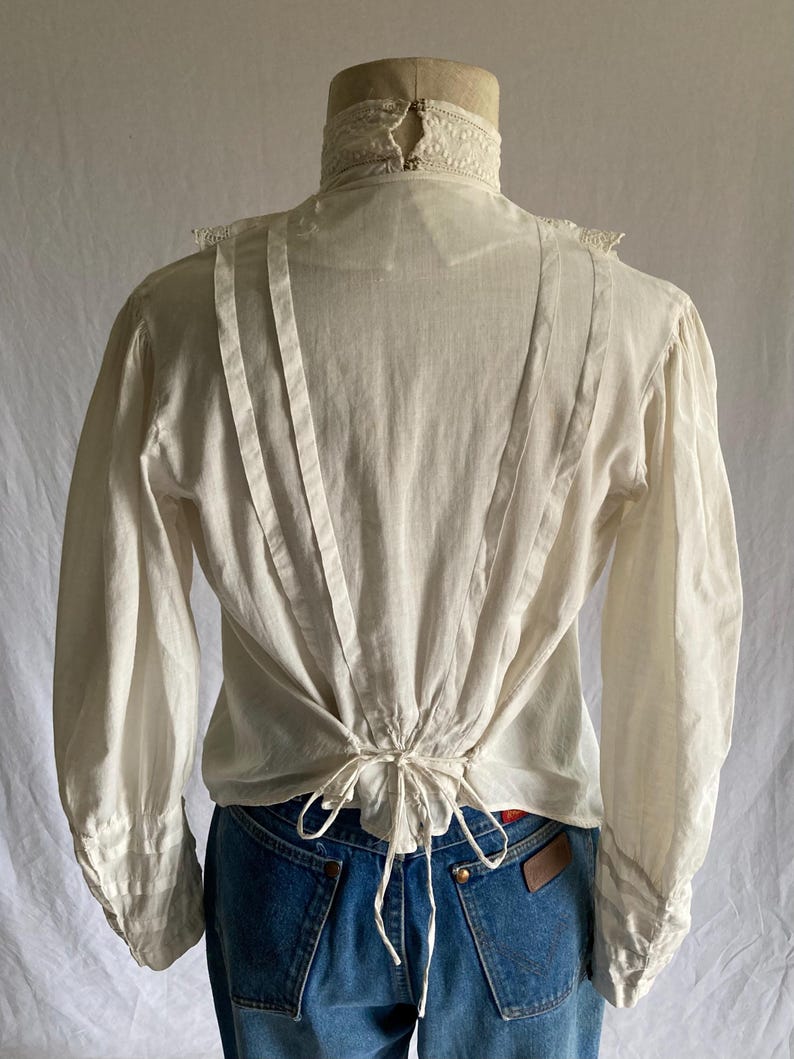 bluzka vintage z lat 1900., antyczna biała, haftowana, z rękawami typu baranek i wiązaniem na plecach, z wysokim kołnierzem, w stylu edwardiańskim, do karmienia piersią zdjęcie 7