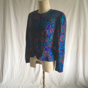Op de afbeelding: Een teal, paars en roze bloemenprint blazer met lange mouwen en een knoopsluiting.