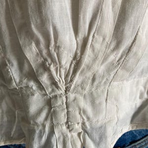 bluzka vintage z lat 1900., antyczna biała, haftowana, z rękawami typu baranek i wiązaniem na plecach, z wysokim kołnierzem, w stylu edwardiańskim, do karmienia piersią zdjęcie 9