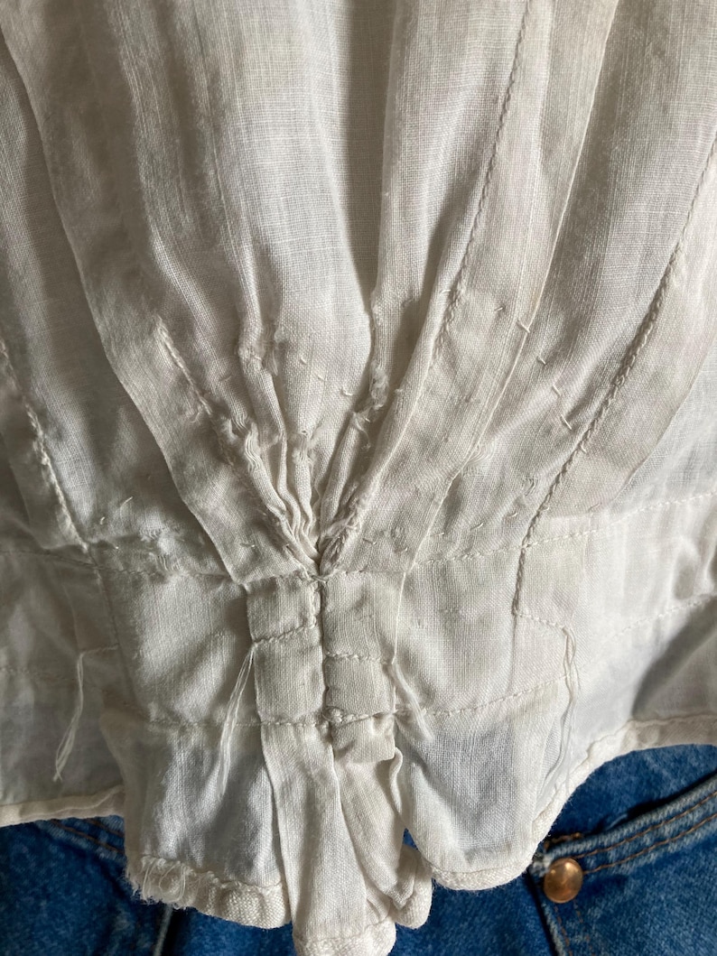 bluzka vintage z lat 1900., antyczna biała, haftowana, z rękawami typu baranek i wiązaniem na plecach, z wysokim kołnierzem, w stylu edwardiańskim, do karmienia piersią zdjęcie 9