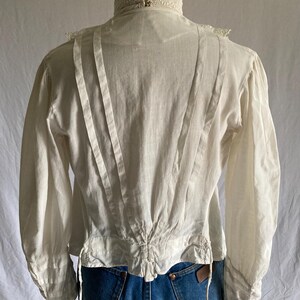 bluzka vintage z lat 1900., antyczna biała, haftowana, z rękawami typu baranek i wiązaniem na plecach, z wysokim kołnierzem, w stylu edwardiańskim, do karmienia piersią zdjęcie 8