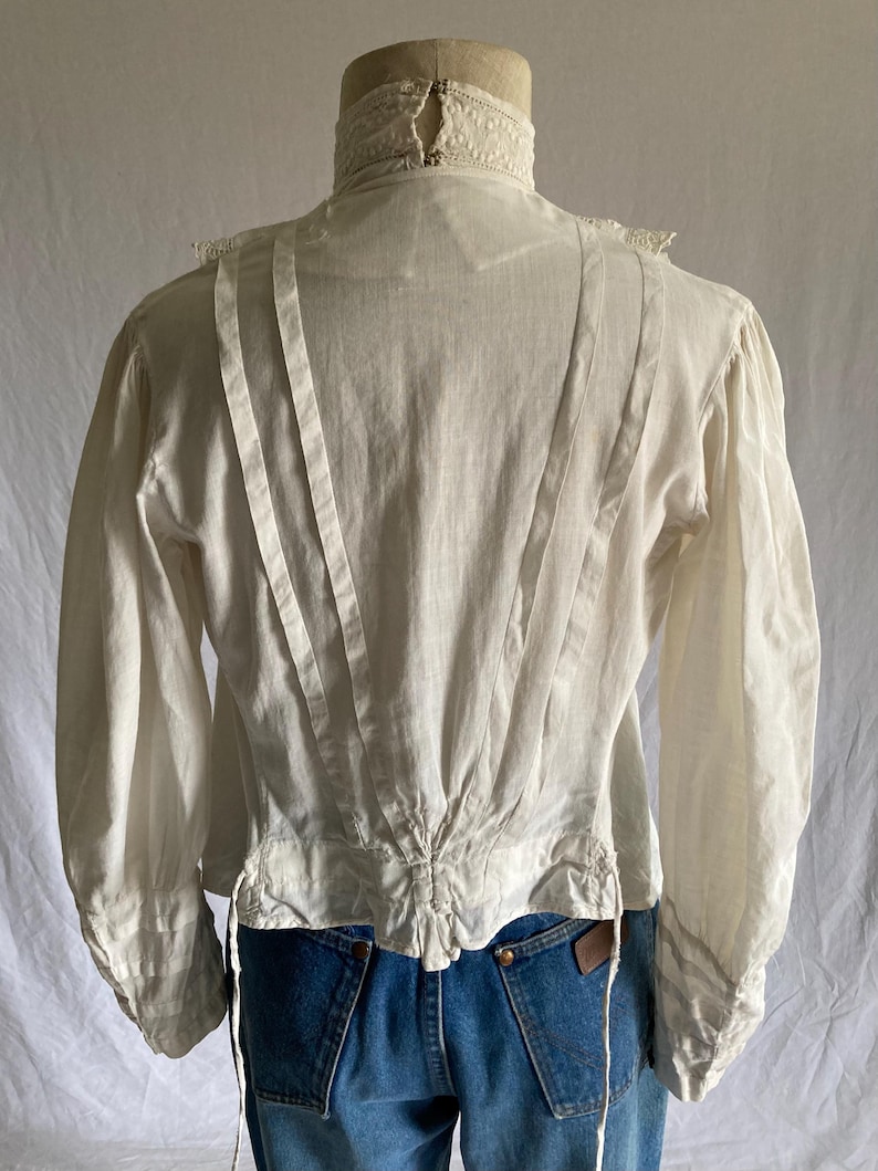 bluzka vintage z lat 1900., antyczna biała, haftowana, z rękawami typu baranek i wiązaniem na plecach, z wysokim kołnierzem, w stylu edwardiańskim, do karmienia piersią zdjęcie 8