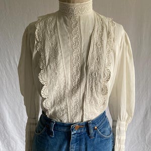 bluzka vintage z lat 1900., antyczna biała, haftowana, z rękawami typu baranek i wiązaniem na plecach, z wysokim kołnierzem, w stylu edwardiańskim, do karmienia piersią zdjęcie 2