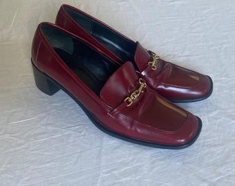 mocassini vintage Coach Toni anni 2000, colore rosso, con fibbia in ottone sulla tomaia, tacco grosso e punta quadrata, taglia 9 1/2 M, made in Italy.