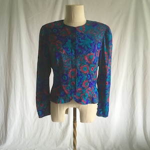 vintage jaren '80 adrianna papell pure zijde blauw paars roze abtract print schouderstuk blazer blouse jaren 80 vrouwen power suit mode afbeelding 2