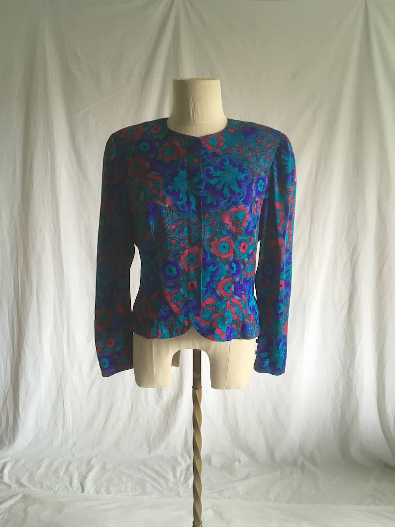 vintage jaren '80 adrianna papell pure zijde blauw paars roze abtract print schouderstuk blazer blouse jaren 80 vrouwen power suit mode afbeelding 2