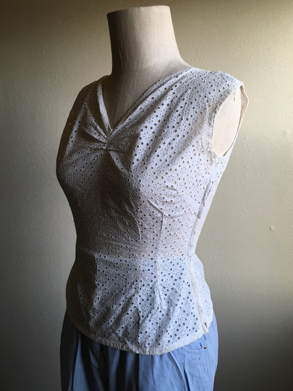 vintage 50s handmade white eyelet side zip fitted… - image 7