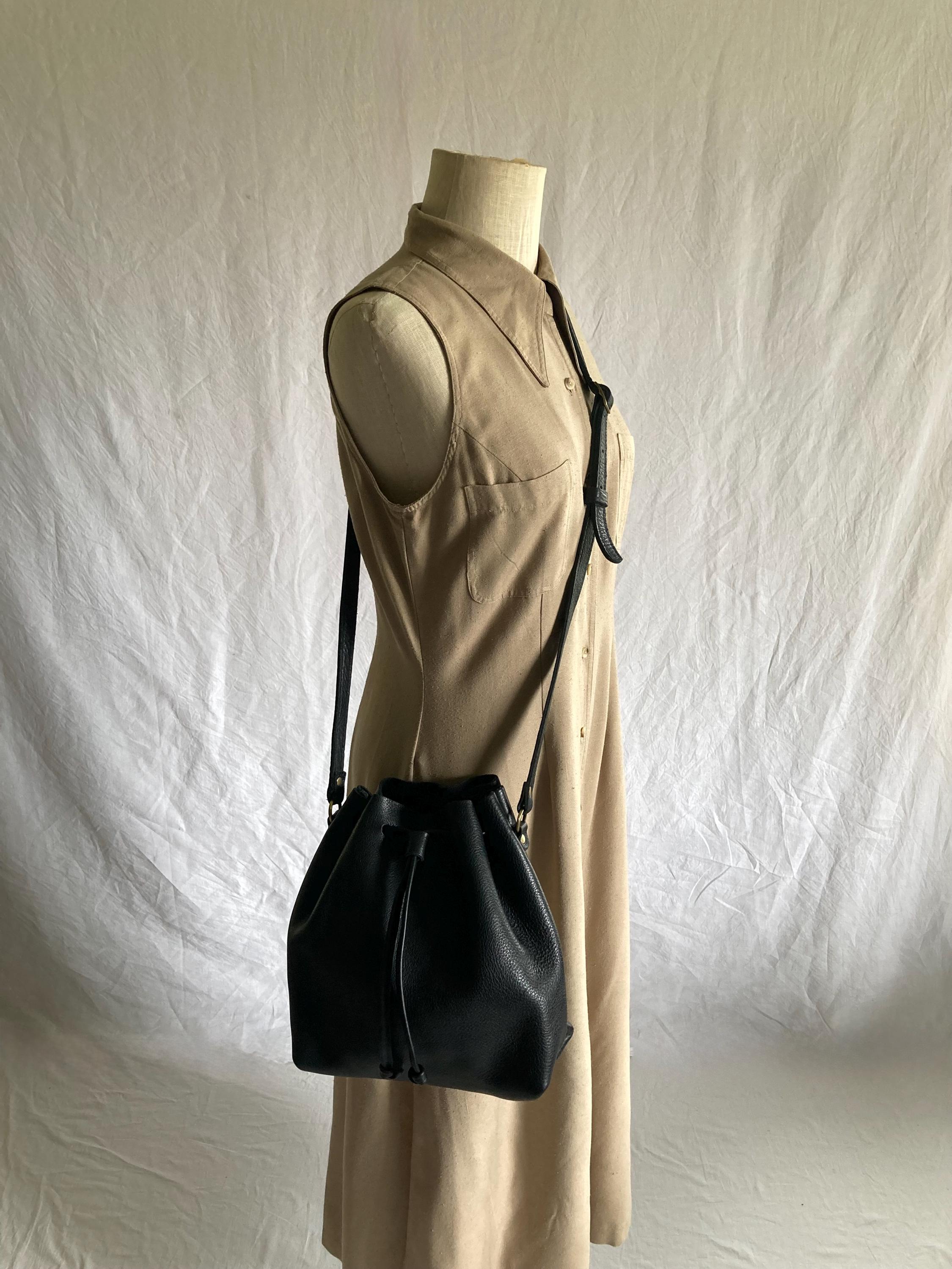 Bolso Bandolera Portland Leather Goods Para Mujer - Cuero De Grano Completo Hecho A Mano, Tamaño Mediano, Correa Ajustable, Negro Guijarro