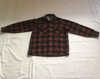 Camisa vintage de los años 40, estilo americano, para hombre, de Pendleton Woolen Mills, cuello de lazo, lana virgen, botones cóncavos, corte deportivo, cola cuadrada, cuadros rojos y grises.