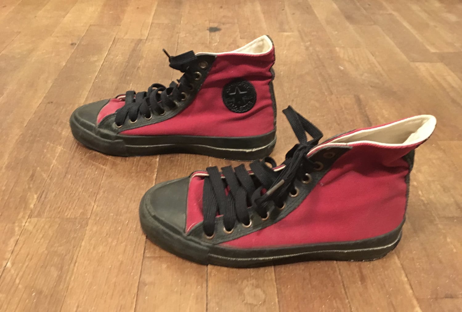 black converse with red trim