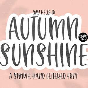 Könnte beinhalten: Sag Hallo zu Autumn Sunshine, einer einfachen handgezeichneten Schriftart. Die Schriftart wird in einem weißen Kreis auf rosa Hintergrund angezeigt.