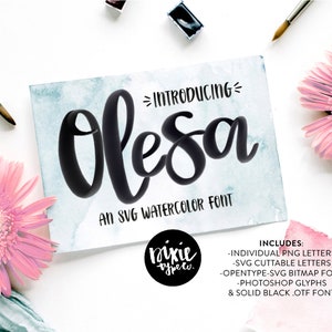 Pode incluir: Uma fonte de aquarela chamada "Olesa" em texto preto sobre um fundo de aquarela azul e branco. O texto diz "Introducing" e "An SVG Watercolor Font". A imagem também inclui um círculo preto com o texto "mixie pypero" em texto branco.
