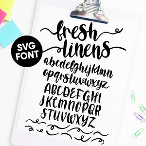 Puede incluir: Una hoja de papel blanca con un portapapeles negro en la parte superior. El portapapeles tiene una fuente en blanco y negro que dice "fresh linens" y el alfabeto en letras minúsculas y mayúsculas. Las letras están en una fuente de estilo manuscrito.