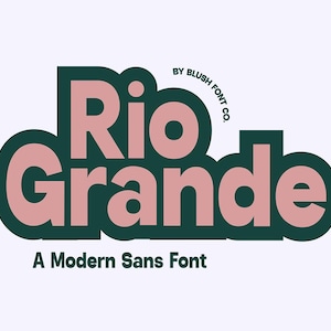 Puede incluir: Una fuente sans serif moderna llamada "Rio Grande" de Blush Font Co. El texto es de color rosa con un contorno verde oscuro.