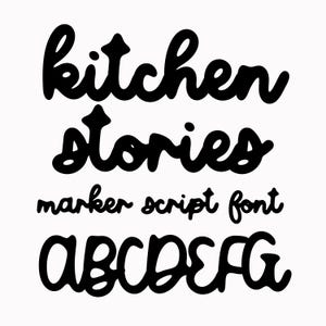 Può includere: Testo nero su sfondo bianco che recita "kitchen stories marker script font" con le lettere ABCDEFG sottostanti. Le parole sono in stile scritto a mano, con lettere arrotondate e un'atmosfera informale. Il testo è probabilmente per un design di font.