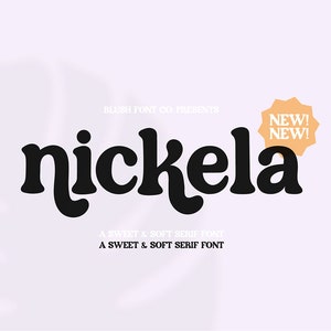 Könnte beinhalten: Ein schwarzes und weißes Schriftdesign namens "nickela" mit einem pfirsichfarbenen Sternensticker, auf dem "NEW! NEW!" in weißer Schrift steht. Die Schriftart wird als "Eine süße & weiche Serifenschrift" beschrieben.