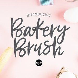 Pode incluir: Apresentação da fonte Bakery Brush, uma fonte de escrita à mão com um estilo casual e brincalhão. A fonte é mostrada em cinza sobre um fundo rosa com utensílios de cozinha e ovos.
