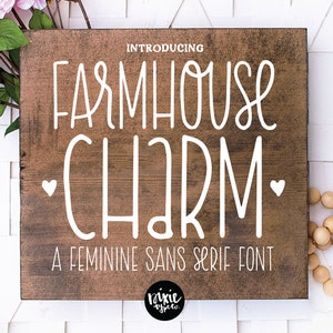 Puede incluir: Un letrero de madera marrón con texto blanco que dice "Introducing Farmhouse Charm A Feminine Sans Serif Font" con un pequeño logotipo en la parte inferior que dice "Pixie Sprout".