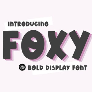Könnte beinhalten: Vorstellung von Foxy, einer fetten Display-Schriftart mit einem verspielten, cartoonartigen Stil. Die Schriftart wird in Schwarz mit einem rosa Umriss dargestellt, was einen lustigen und auffälligen Effekt erzeugt.