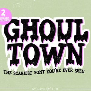 Puede incluir: Un diseño de fuente en negro y rosa con el texto "GHOUL TOWN" y el lema "THE SCARIEST FONT YOU'VE EVER SEEN". El diseño incluye dos siluetas de fantasmas.