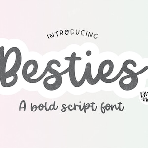 Puede incluir: Presentación de "Bestie", una fuente de escritura en negrita. La fuente se muestra en un óvalo blanco con fondo gris. El texto "Dixie Chick Co." está en un círculo debajo de la fuente.