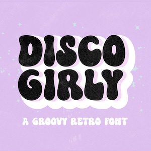 Op de afbeelding: Een groovy retro lettertype ontwerp met de tekst "DISCO GIRLY" in zwart met een witte omtrek op een lichtpaarse achtergrond.