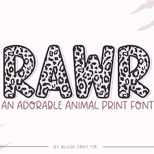 Könnte beinhalten: Eine schwarze und weiße Tierdruck-Schriftart, die "RAWR" mit einem rosa Umriss sagt. Der Text ist vor einem weißen Hintergrund mit einem hellrosa Tierdruckmuster im Hintergrund platziert. Der Text sagt "An adorable animal print font" unter dem Wort "RAWR" und "By Blush Font Co." am unteren Rand des Bildes.