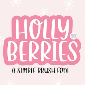 Puede incluir: Un fondo rosa con copos de nieve blancos y las palabras "HOLLY BERRIES" en una fuente cursiva grande y blanca. Debajo, en texto negro más pequeño, se lee "A SIMPLE BRUSH FONT". El logotipo de Blush Font Co. está en la esquina superior derecha.