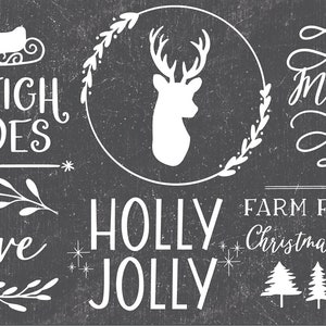 Pu&ograve; includere: Un cartello di ardesia in bianco e nero con testo e illustrazioni a tema natalizio. Il testo recita "Sleigh Rides", "Love", "Holly Jolly", "Farm Fresh Christmas Trees" e "Merry". Le illustrazioni includono una slitta, una renna, rami di agrifoglio e alberi di Natale.