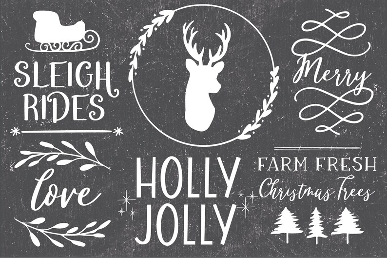 Pu&ograve; includere: Un cartello di ardesia in bianco e nero con testo e illustrazioni a tema natalizio. Il testo recita "Sleigh Rides", "Love", "Holly Jolly", "Farm Fresh Christmas Trees" e "Merry". Le illustrazioni includono una slitta, una renna, rami di agrifoglio e alberi di Natale.