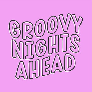 以下が含まれることがあります： ピンクの背景に、黒い塗りつぶしで白い輪郭の「Groovy Nights Ahead」というテキスト