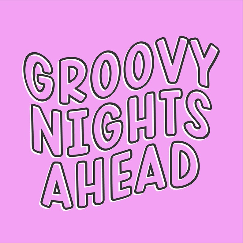 以下が含まれることがあります： ピンクの背景に、黒い塗りつぶしで白い輪郭の「Groovy Nights Ahead」というテキスト